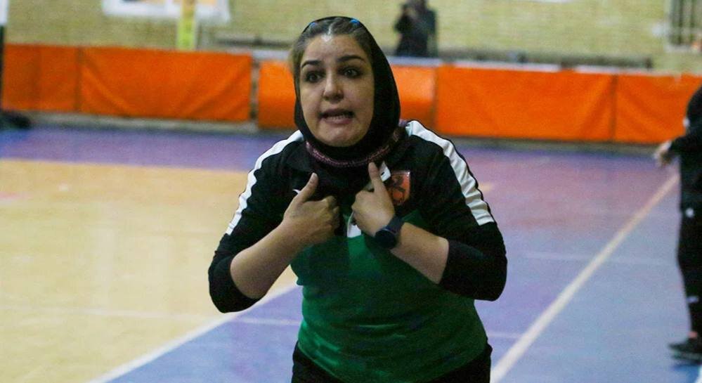 عکس| رونمایی از ساپینتوی سوپرلیگ زنان ایران! | بانویی با حرکات منحصر به فرد روی نیمکت