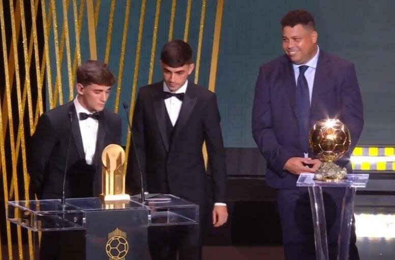 عکس | اولین جایزه مراسم توپ طلا ۲۰۲۲ | بهترین بازیکن جوان سال در کنار رونالدو ایستاد!