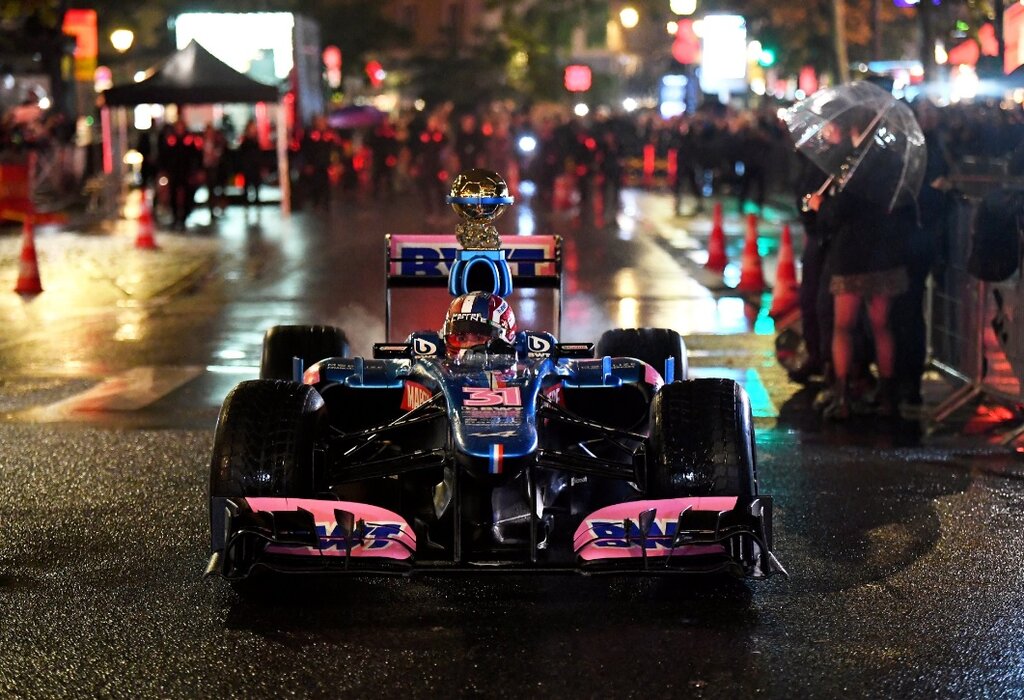 عکس | سورپرایز جذاب در مراسم توپ طلا ۲۰۲۲ | ماشین فرمول یک جایزه بزرگ را تحویل داد!