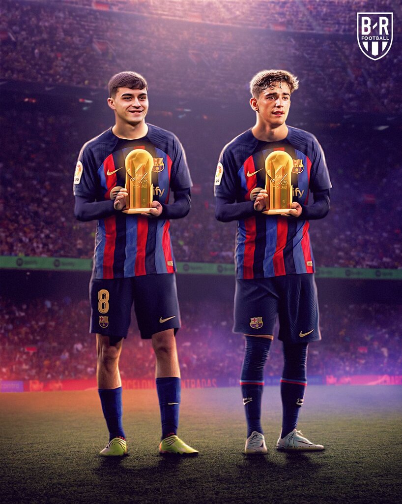 عکس | اولین جایزه مراسم توپ طلا ۲۰۲۲ | بهترین بازیکن جوان سال در کنار رونالدو ایستاد!