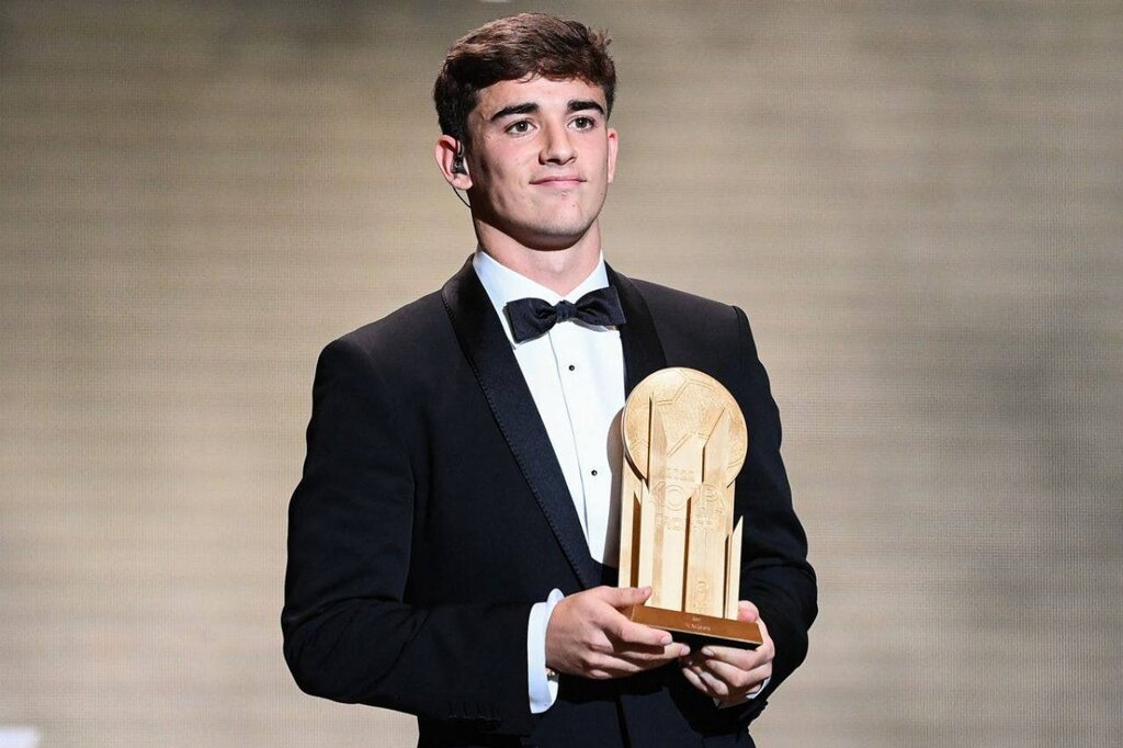 عکس | اولین جایزه مراسم توپ طلا ۲۰۲۲ | بهترین بازیکن جوان سال در کنار رونالدو ایستاد!