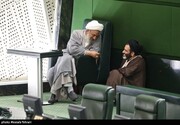 عکس | گوشه نشینی همراه با لبخند مرتضی آقاتهرانی در صحن بهارستان