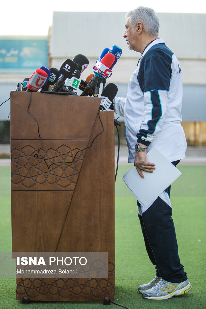 تصاویر ا پا بلندی کردن وزیر ورزش پشت تریبون ا پشت صحنه مصاحبه سجادی با خبرنگاران