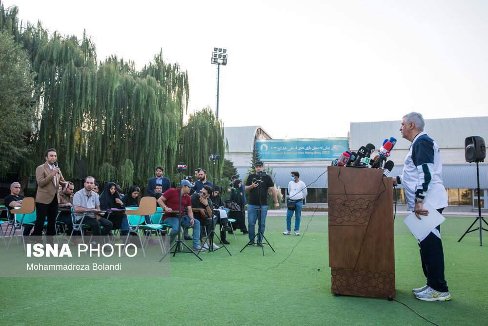 تصاویر ا پا بلندی کردن وزیر ورزش پشت تریبون ا پشت صحنه مصاحبه سجادی با خبرنگاران