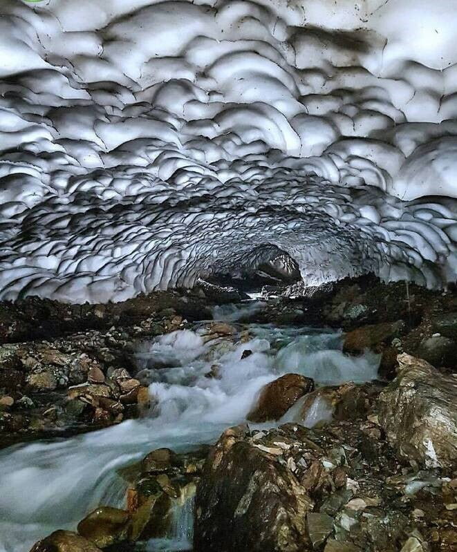 تصاویر | تلخاب ؛ چشمه عجیبی نزدیک تهران که با آب گازدارش دوغ درست میکنند | چگونه به روستای لالان برویم