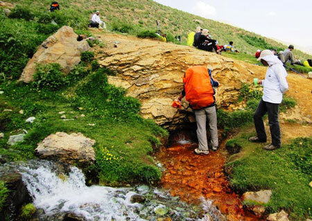 تصاویر | تلخاب ؛ چشمه عجیبی نزدیک تهران که با آب گازدارش دوغ درست میکنند | چگونه به روستای لالان برویم