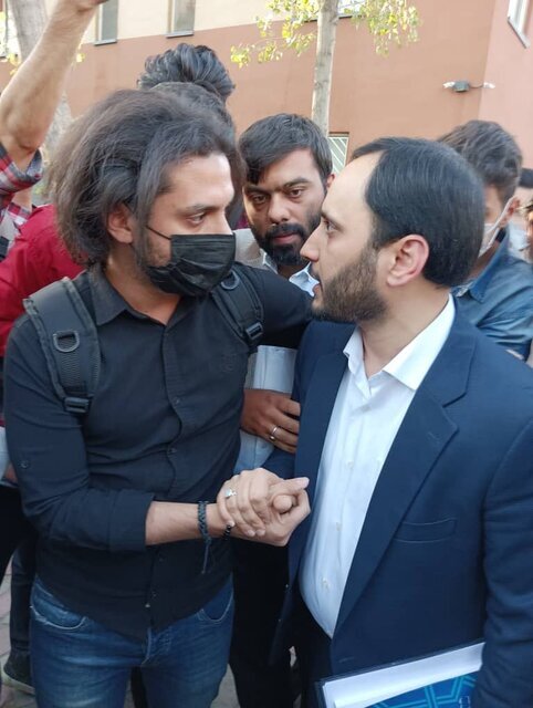 تصاویر تجمع دانشجویان علامه همزمان با حضور سخنگوی دولت | از ترک سالن سخنرانی بهادری جهرمی تا سر دادن شعارهای تند | واکنش سخنگوی دولت چه بود؟