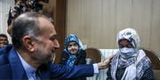 تصاویر بازدید امیرعبداللهیان از خانه بیماران پروانه‌ای | از نگاه های معنادار بیماران تا ابراز محبت وزیر