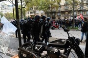 ببینید | واکنش وزیر کشور فرانسه به حمله دو معترض به پلیس: اراذل و اوباش هستند!