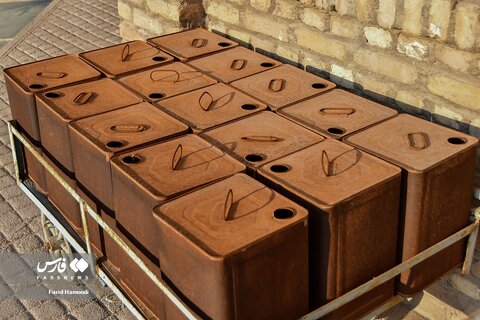 16 / 24 گالون های مورد استفاده در اولین پمپ بنزین ایران در آبادان با قدمت یک قرن