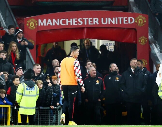تصاویر | بیاحترامی جنجالی رونالدو بعد از تماشای نمایش درخشان همتیمیها | واکنش سرمربی منچستر به اقدام عجیب کریس!