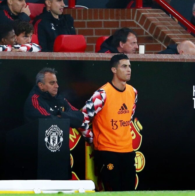 تصاویر | بیاحترامی جنجالی رونالدو بعد از تماشای نمایش درخشان همتیمیها | واکنش سرمربی منچستر به اقدام عجیب کریس!