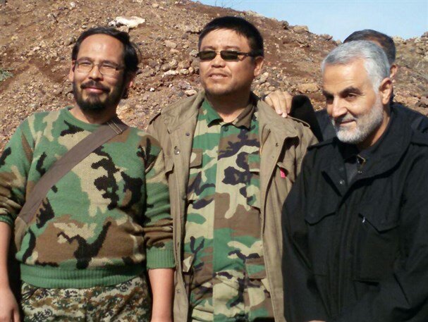 شهید رضا خاوری (حجت) در کنار شهید حاج قاسم سلیمانی و شهید ابو حامد (از فرماندهان فاطمیون)