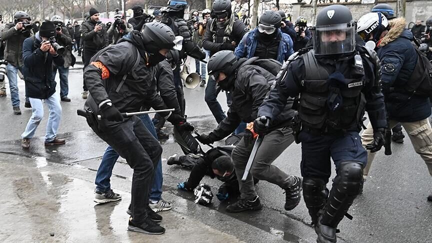 واکنش ایران به مقابله خشونت آمیز پلیس فرانسه با معترضان | کنعانی: ریاکاری مقامات فرانسوی تأسف‌آور است