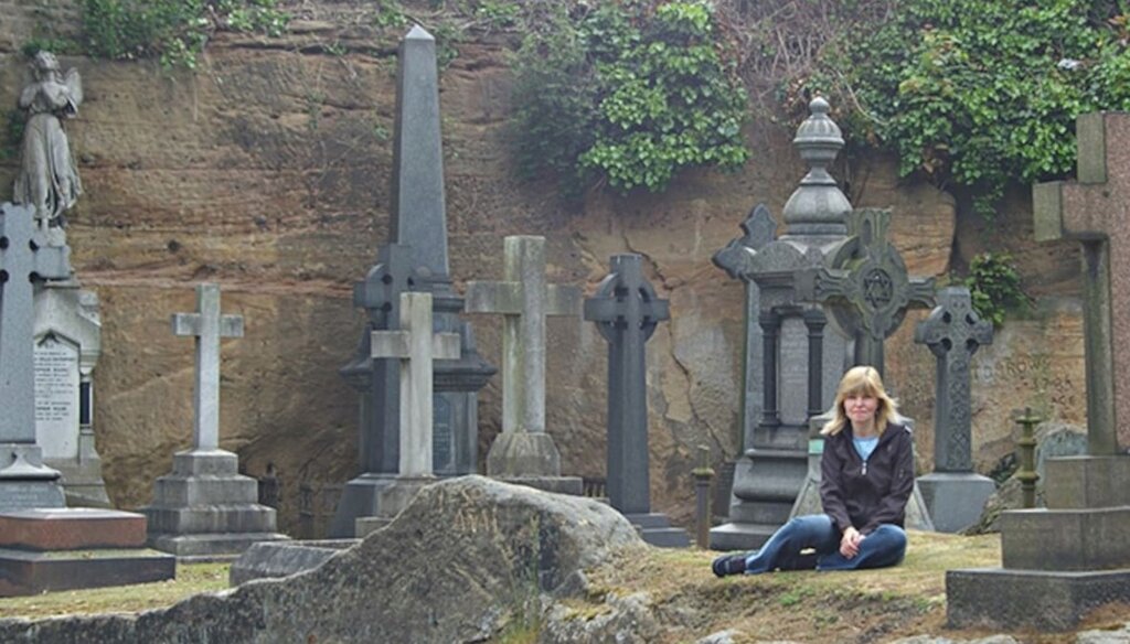 عکس | تخصص این زن شرکت در مراسم سوگواری غریبههاست