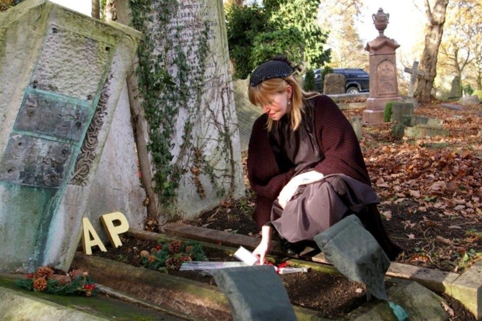 عکس | تخصص این زن شرکت در مراسم سوگواری غریبههاست