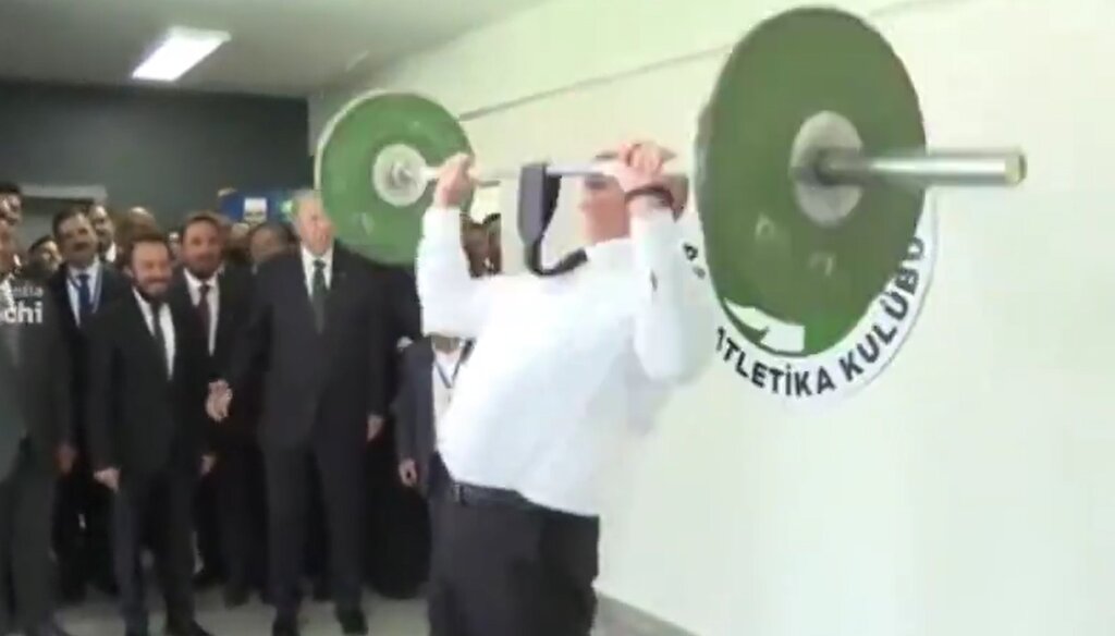 وزنه برداری علی اف با کت و شلوار در حضور اردوغان