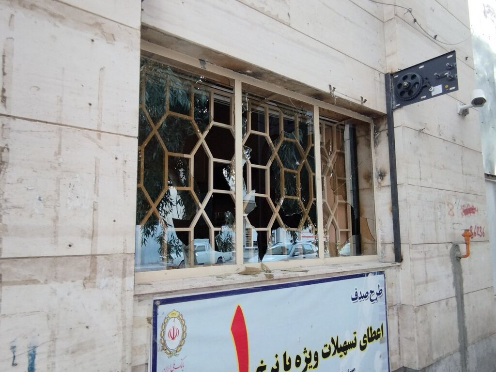 جزئیات ناآرامیهای بعد از نماز جمعه در زاهدان | شعارهای تند و سنگ پرانی به مغازهها، بانکها و ... | ۵۷ اغتشاشگر بازداشت شدند