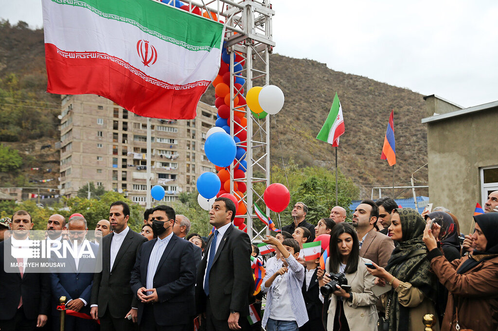 عکس ا استقبال ایرانیان مقیم ارمنستان از افتتاح سرکنسولگری ایران در قاپان 