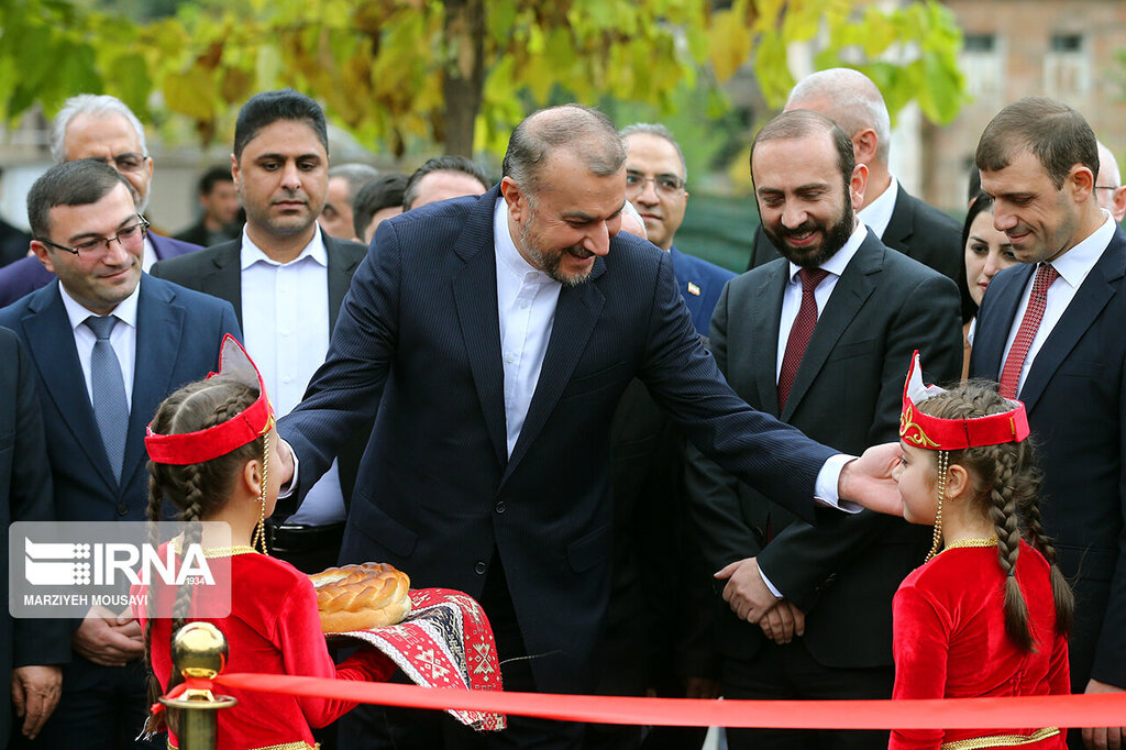 عکس ا استقبال ایرانیان مقیم ارمنستان از افتتاح سرکنسولگری ایران در قاپان