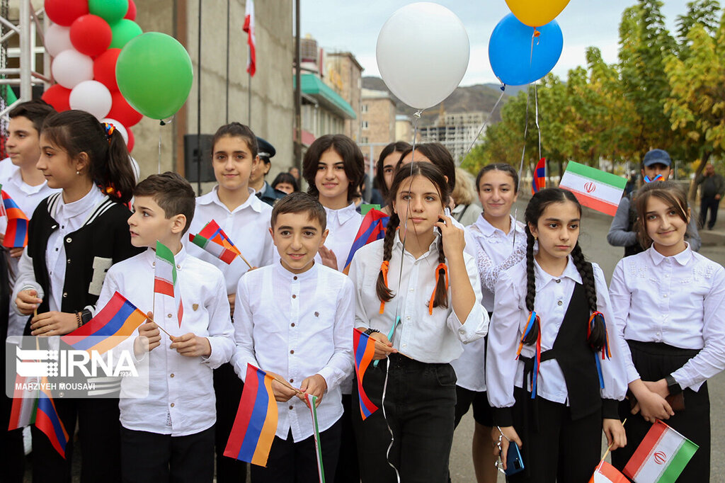 عکس ا استقبال ایرانیان مقیم ارمنستان از افتتاح سرکنسولگری ایران در قاپان 