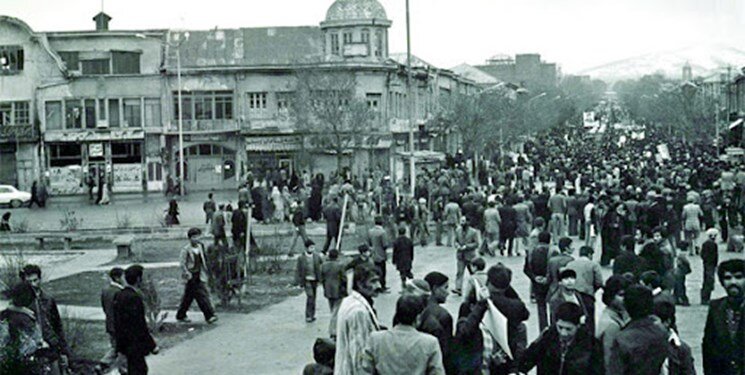 تصاویر | ۳۰ مهر؛ همدان یکپارچه آتش شد | وقتی انقلاب دانش آموزی روشن شد | جرقه از خیابان های همدان؛ قیام خونین در تهران رقم خورد