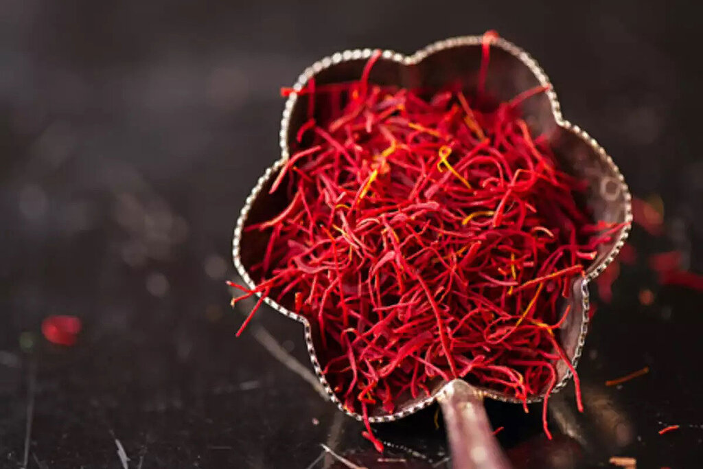 زعفران اصل را چگونه بشناسیم | ترفند تشخیص زعفران اصل با جوش شیرین و آب سرد | راههای تشخیص زعفران اصل از تقلبی که نمیدانستید