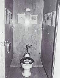 تصاویری از یک نمایشگاه عجیب که در دستشویی موزه هنرهای زیبا برپا شد