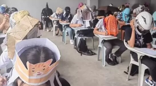 تصاویر برگزاری امتحان با کلاه‌های ضد تقلب! | روشی عجیب برای مقابله با دانشجویان متخلف