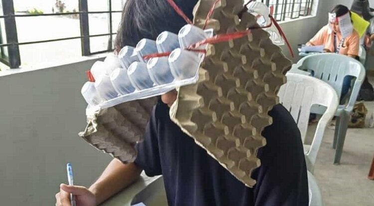 تصاویر برگزاری امتحان با کلاههای ضد تقلب! | روشی عجیب برای مقابله با دانشجویان متخلف