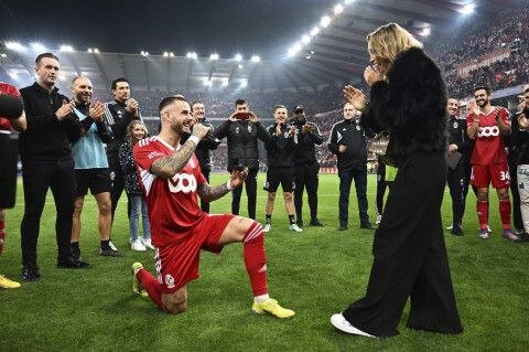 تصاویر | خواستگاری یک بازیکن از دختر مورد علاقهاش وسط دربی حساس | دیداری که با آتش بازی نیمه تمام ماند