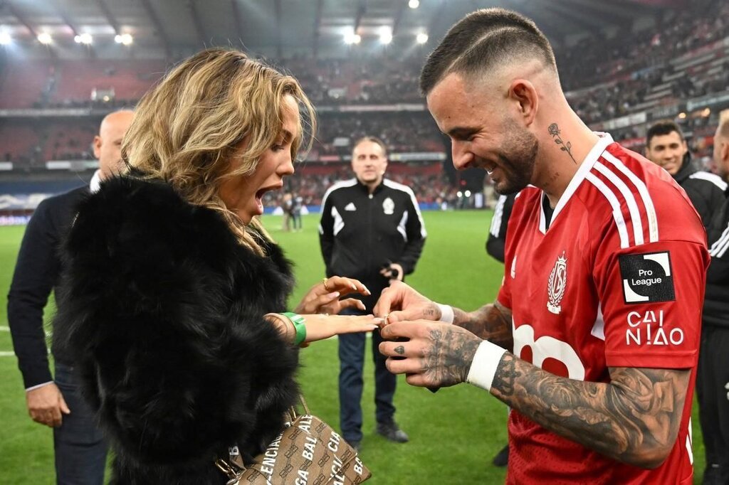 تصاویر | خواستگاری یک بازیکن از دختر مورد علاقهاش وسط دربی حساس | دیداری که با آتش بازی نیمه تمام ماند