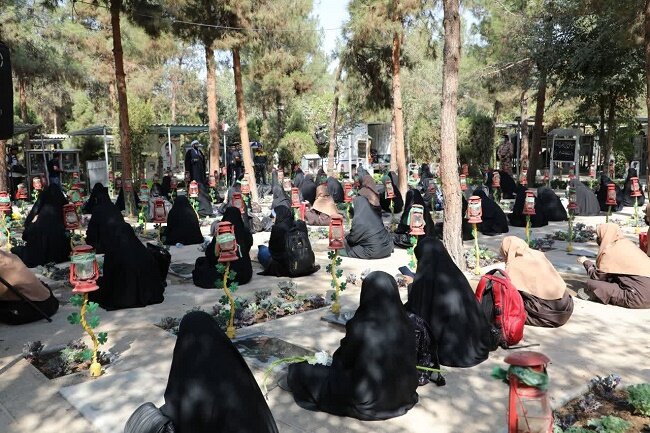 تصاویر اردوی راهیان بهشت | دانش آموزان بر سر گلزار شهداء