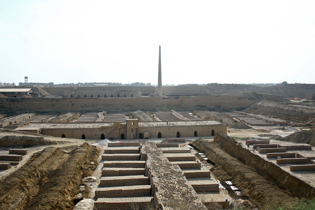 اینجا «چغازنبیل» نیست، ولی شهر سوخته شاید! | صبح تا غروب آجر میسازند برای خانهای که ندارند