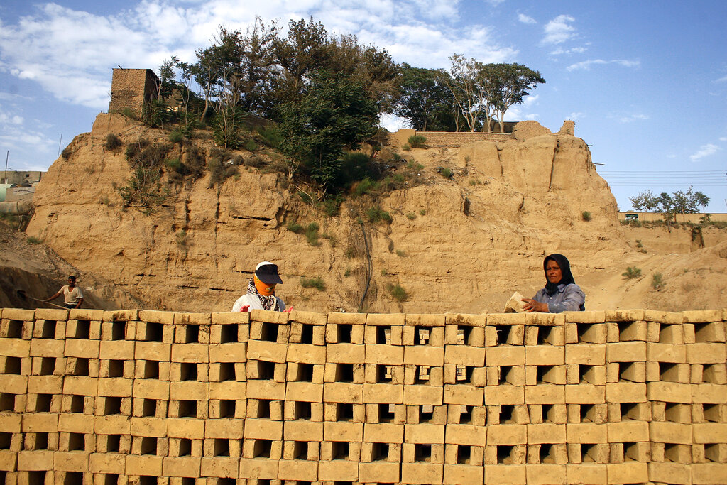 اینجا «چغازنبیل» نیست، ولی شهر سوخته شاید! | صبح تا غروب آجر میسازند برای خانهای که ندارند