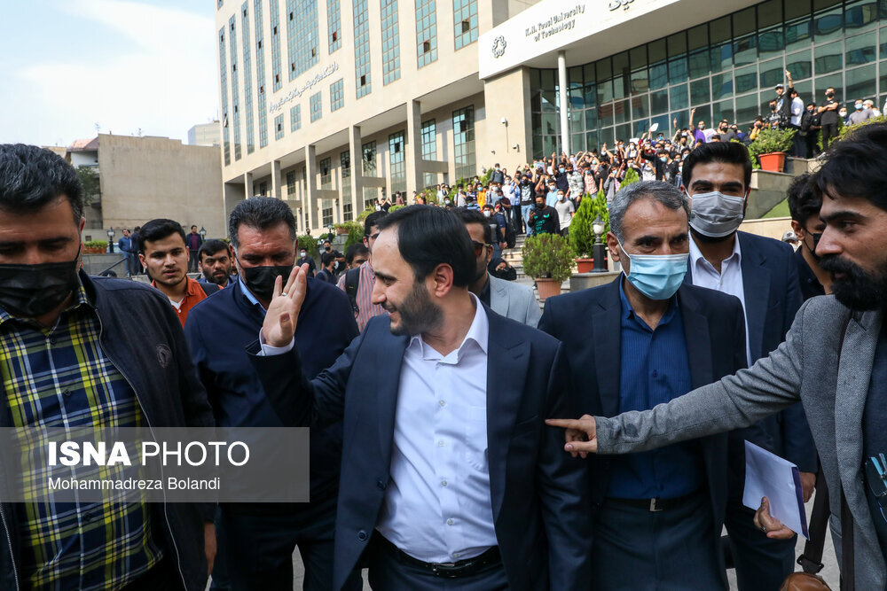 عکس ا حاشیه های حضور سخنگوی دولت در خواجه نصیر؛ دانشجویان چه شعارهایی دادند!