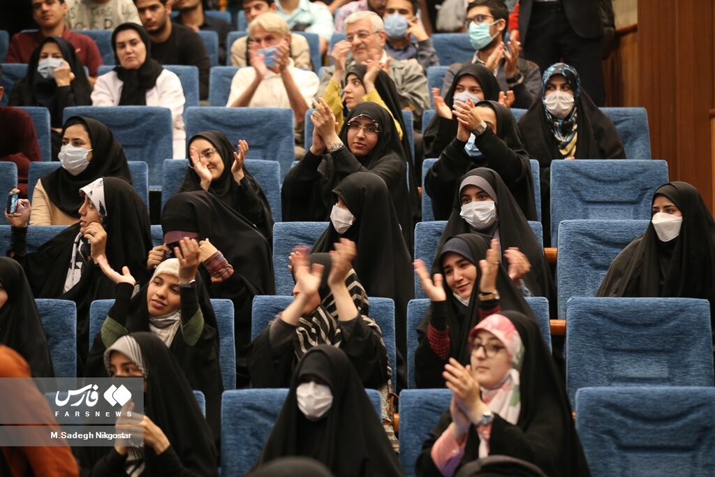 تصاویر | اعتراض متفاوت دو دانشجوی بی حجاب در حضور سخنگوی دولت | تشویق‌های متعدد دانشجویان محجبه