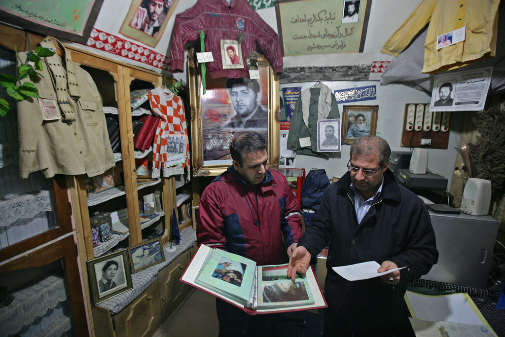 نمایشگاه یادگارهای دفاع مقدس در یک اتاق ۹متری | کدام محله در تهران ۱۱۰۰ شهید داده است؟ | آرشیو زیرخاکی از فیلم، عکس و صوت بچه‌محل‌ها قبل از شهادت