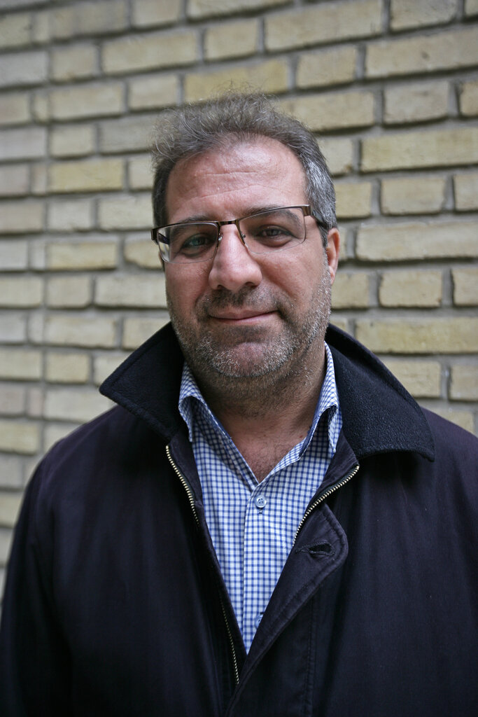 نمایشگاه یادگارهای دفاع مقدس در یک اتاق ۹متری | کدام محله در تهران ۱۱۰۰ شهید داده است؟ | آرشیو زیرخاکی از فیلم، عکس و صوت بچهمحلها قبل از شهادت