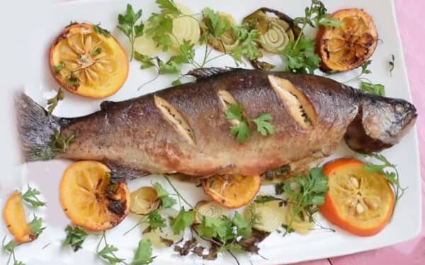 طرز تهیه ماهی قزل آلای تنوری | ترفند نچسبیدن ماهی به سینی فر | این غذا منبع ویتامین دی است