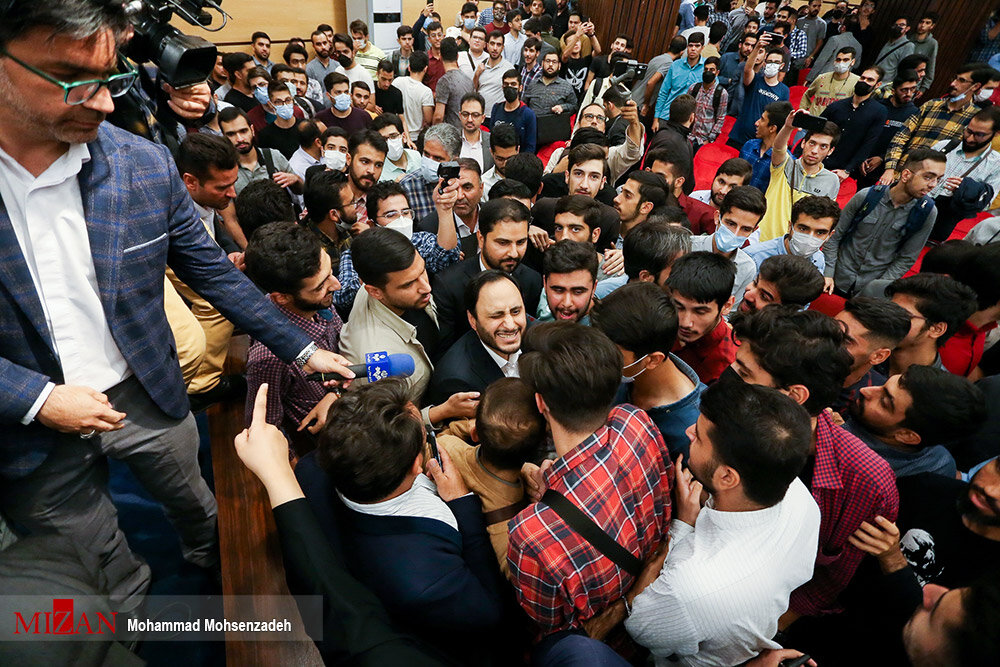 عکس ا استقبال متفاوت دانشجویان قمی از سخنگوی دولت ؛بهادری جهرمی سیبل اعتراضات دانشجویی به دولت