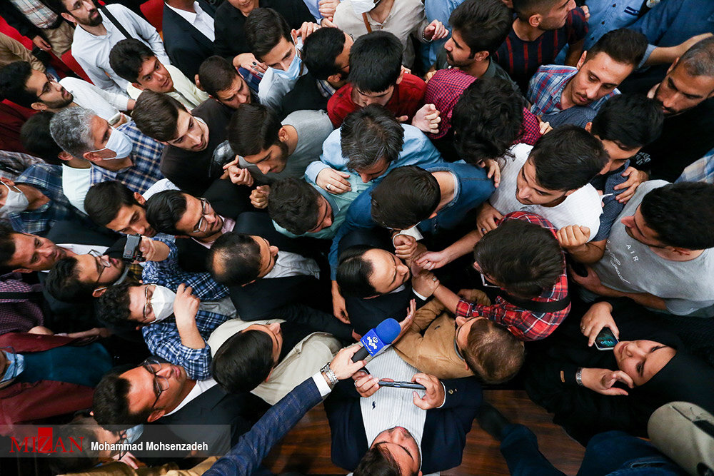عکس ا استقبال متفاوت دانشجویان قمی از سخنگوی دولت ؛بهادری جهرمی سیبل اعتراضات دانشجویی به دولت