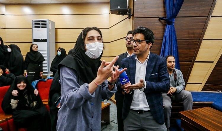 تصاویر | دختری که از کف سالن به بالای سن سخنرانی سخنگوی دولت پرید | دختر معترض هم جای مجری را گرفت