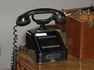 الو! شمسالعماره؟ قبله عالم تشریف دارند؟ | ماجرای ورود تلفن به تهران و اولین تماس تلفنی