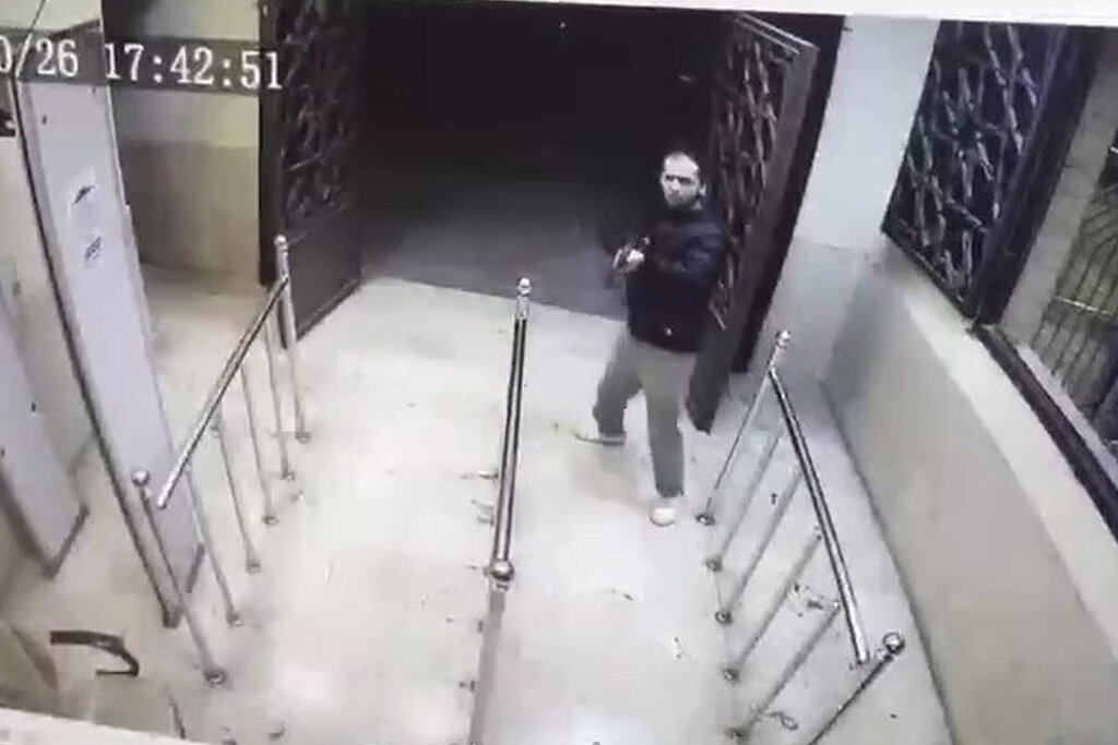 چه کسی تروریست حادثه شاهچراغ شیراز را از پا در آورد؟ | نحوه ورود تروریست به حرم؛ زائران غرق در خون روی هم افتادند | شلیک به مادر و فرزند ۵ سالهاش لحظه ورود فرد تروریست به حرم شاهچراغ شیراز