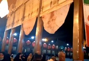 ببینید | بر افراشتن چادرهای خونین زنان شهید حمله تروریستی شاهچراغ شیراز در کنار پرچم ایران
