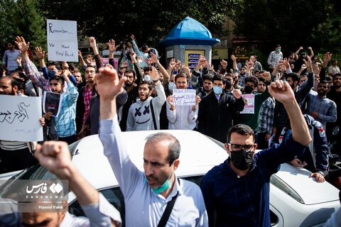 تجمع اعتراضی دانشجویان مقابل سفارت انگلیس