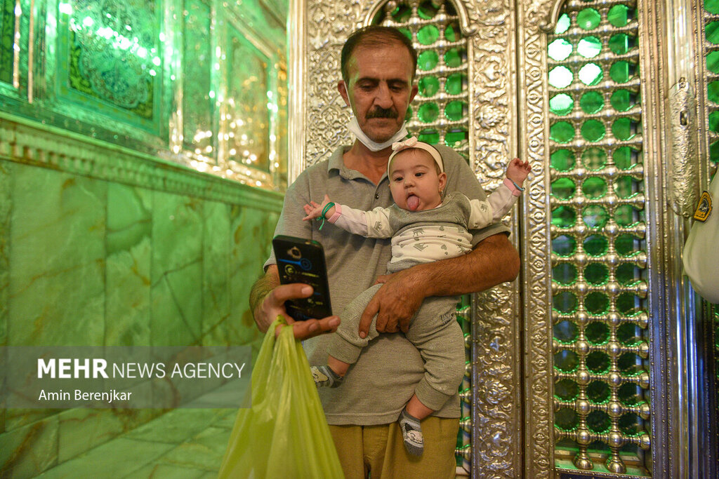 سلفی مردم با حرم شاهچراغ بعد از حادثه تروریستی؛شاهچراغ بازهم میزبان زائرین شد