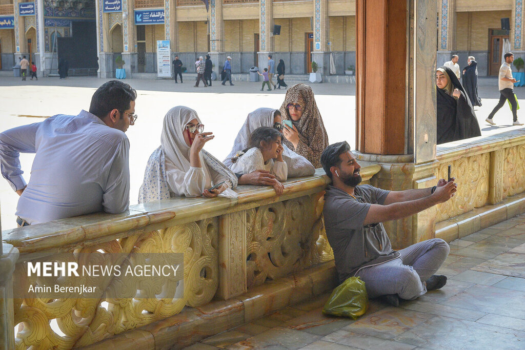 سلفی مردم با حرم شاهچراغ بعد از حادثه تروریستی؛شاهچراغ بازهم میزبان زائرین شد