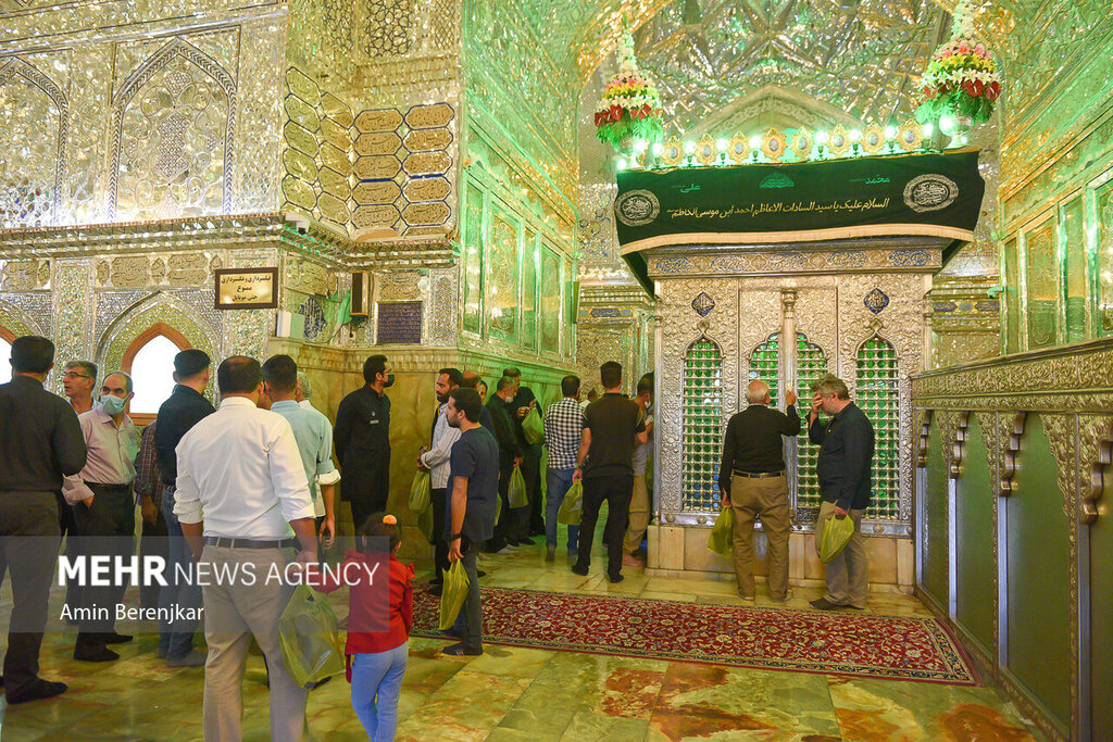 سلفی مردم با حرم شاهچراغ بعد از حادثه تروریستی؛شاهچراغ بازهم میزبان زائرین شد